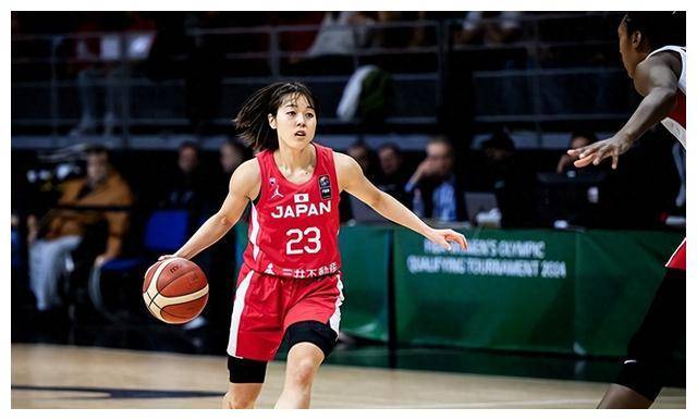 比赛开始,宫崎早织快速突破得分,亚历山大高举高打,山本麻衣轻松上篮