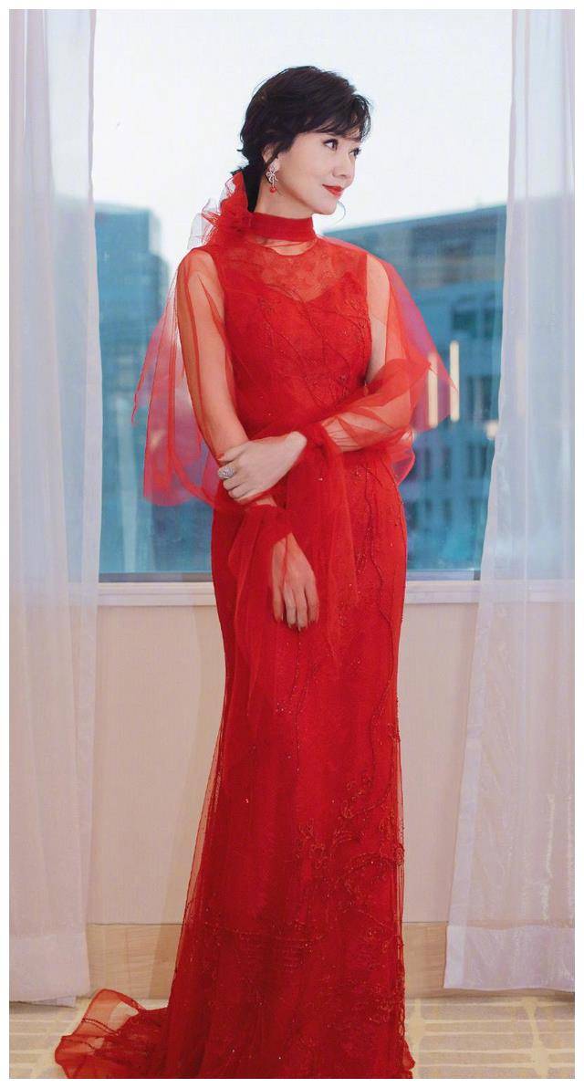 69岁赵雅芝,54岁许晴,惊艳撞衫,共唱岁月青春曲!_时尚