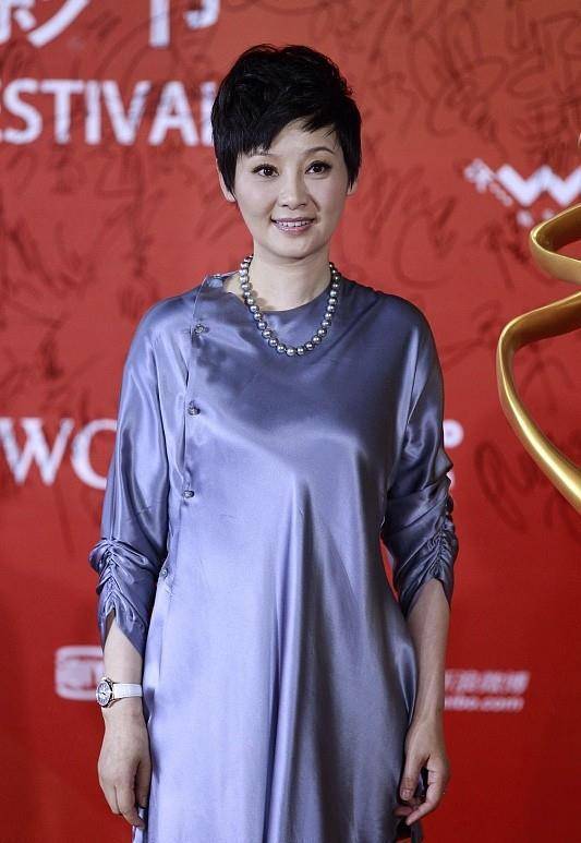 冯小刚妻子徐帆好有气质,身穿蓝色长裙,看起来知性又优雅_女性_中年