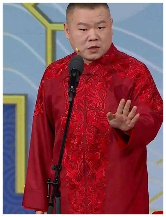 央视春晚:岳云鹏苦瓜脸,关晓彤刘诗诗狂笑捂嘴!_表情