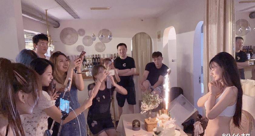 之前"xx是个坏女人"举办生日会,在举办了一个"泳池趴"的聚会,这个