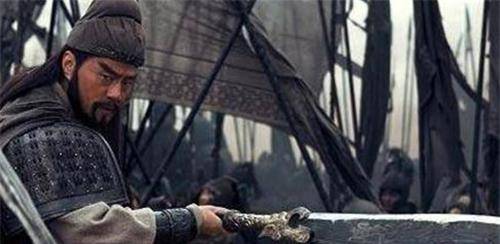 "说完提刀上马,于万军之中斩