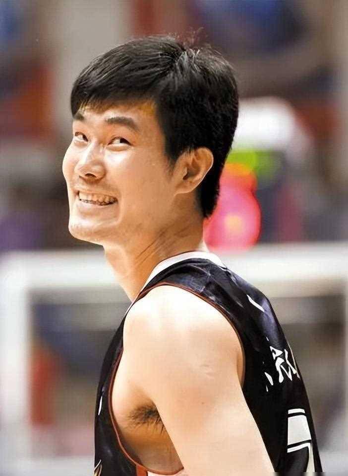 "关键先生"王仕鹏:娶海归娇妻生一子,如今和易建联一_