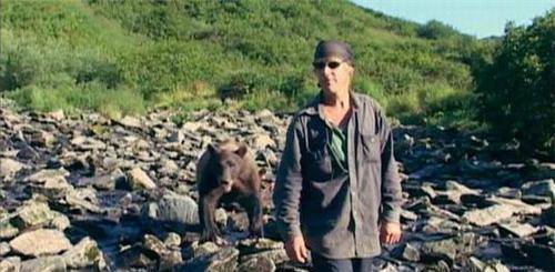 他和熊亲密生活13年,却被熊啃食殆尽,死前6分钟录音被