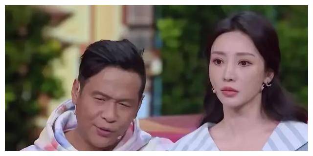 柳岩和宋小宝在东方卫视春晚上的小品《勇敢做自己》无疑是一场视觉与
