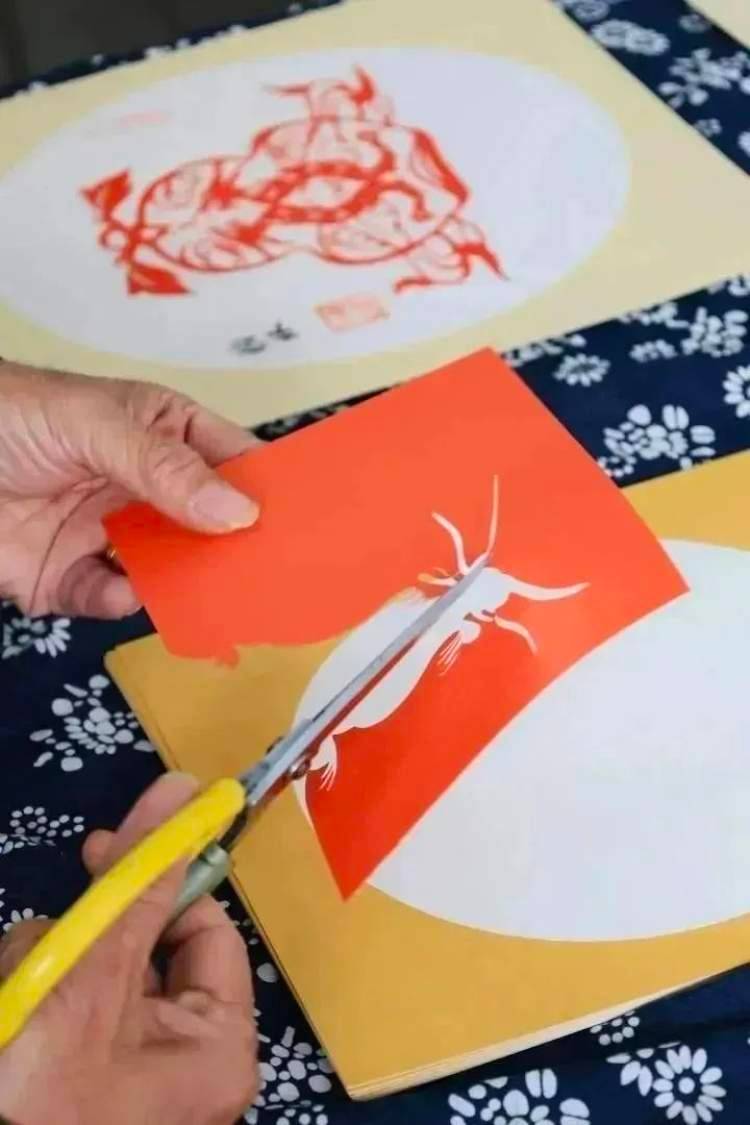 花样剪纸里的每一个小转折,都蕴含着大乾坤灵魂之处还在于一把剪刀
