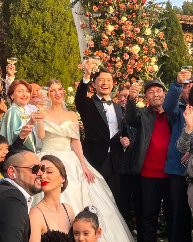 50岁谢晖再娶美女,范志毅送祝福,职业生涯赚了多少?_婚礼_传奇_上海