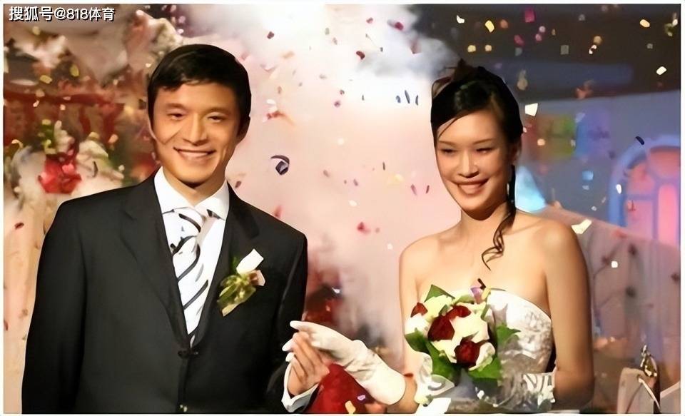 19年之前,谢晖曾经与名模佟晨洁在上海结婚,当时两人被称为"中国的