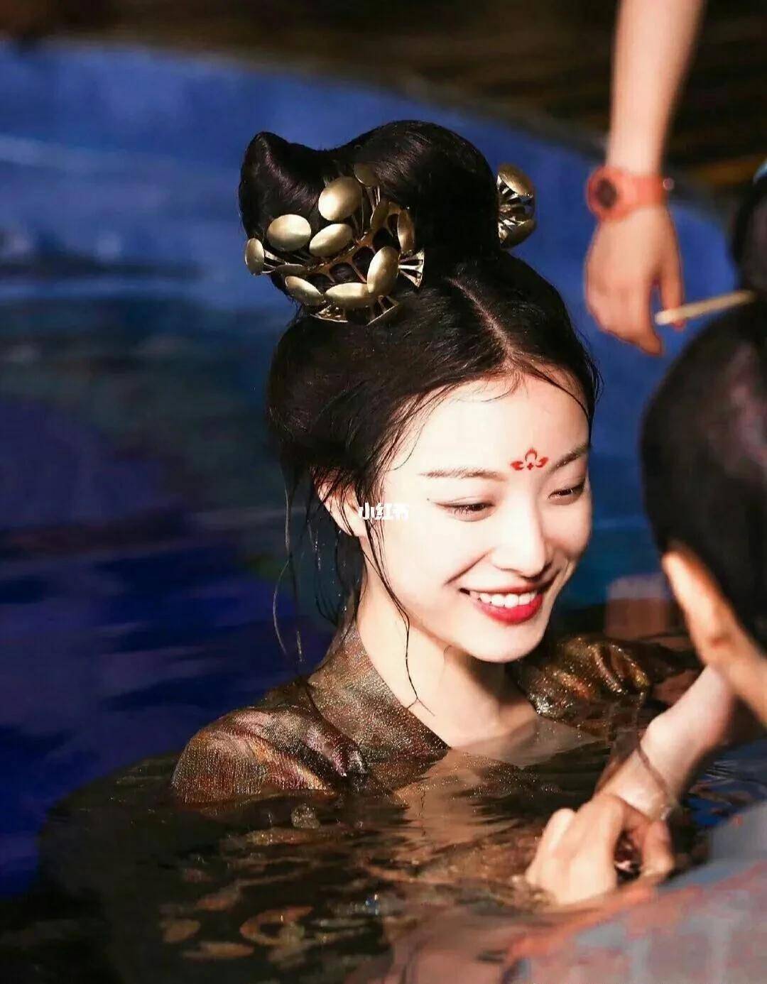 《天盛长歌》《宸汐缘》倪妮平时的红毯,更是定毯神针一般的存在了!