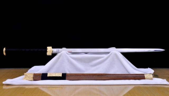 可以说,汉剑作为最后的战场使用剑,在中国刀剑历史上占有不可