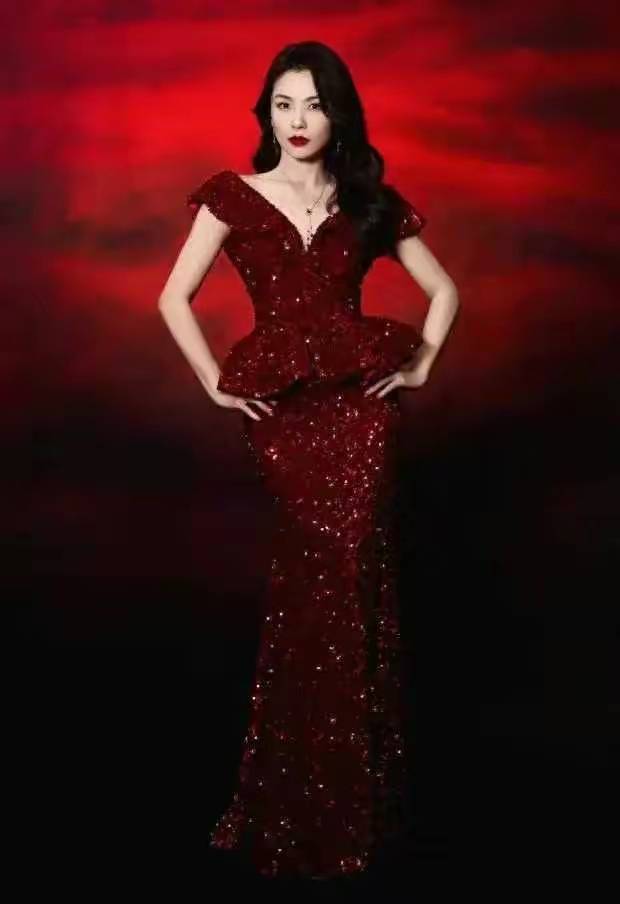 刘涛亮相春晚彩排现场,身穿大红色裙子,洋溢着青春的.