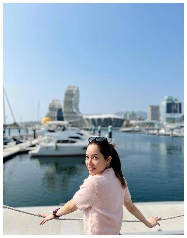 徐怀钰游玩美照,俏皮灵动,元气满满,少女笑容甜美.