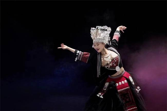 中国歌舞编导夏冰苗舞剧照:花山神女_泼光_银光_精魂