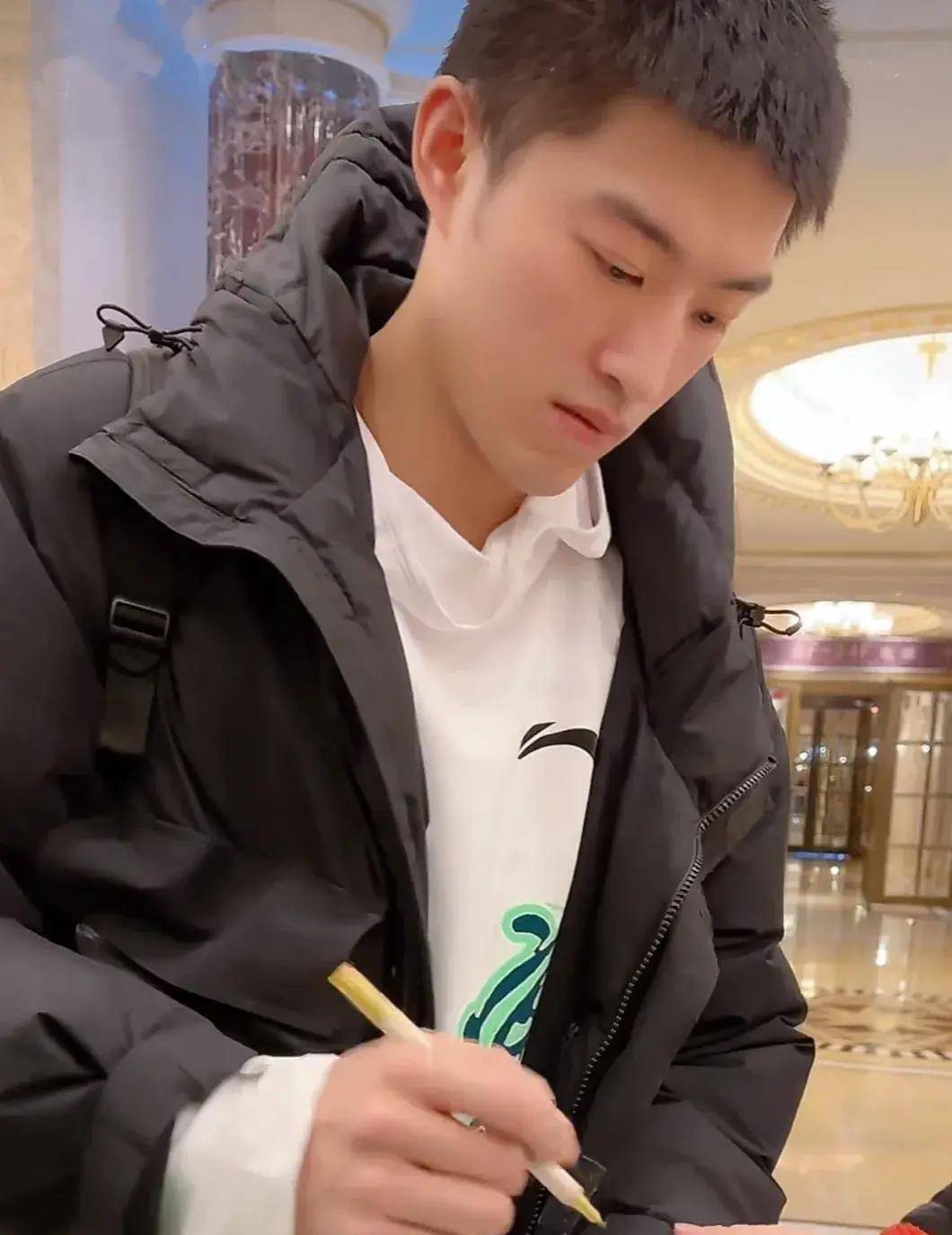 李晓旭和付豪在功能性方面不管怎么算都要比只会投三分球的赵率舟要多