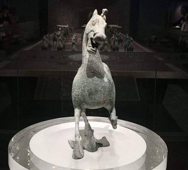 为何很少有人拍马踏飞燕正面照?