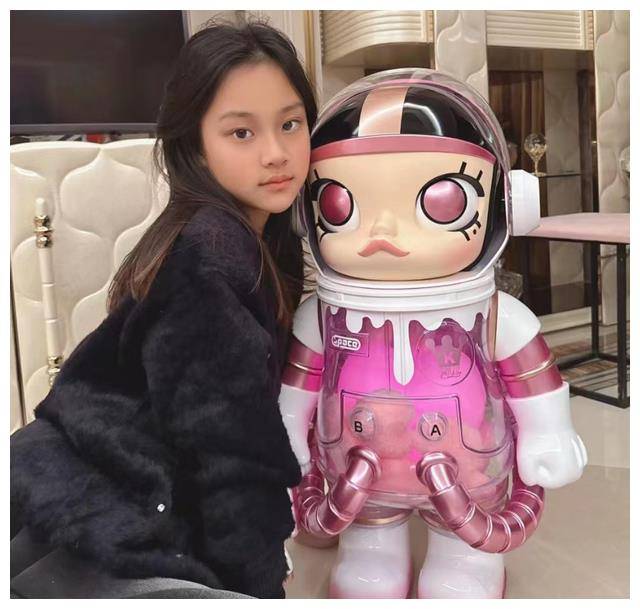 李小璐晒女儿合照,甜馨笑容可人,像贾乃亮越来越美丽