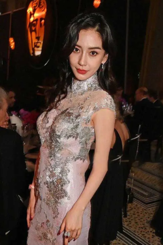 杨颖亮相英国电影学院红毯,生图引网友热议:昔日女神何去何从?