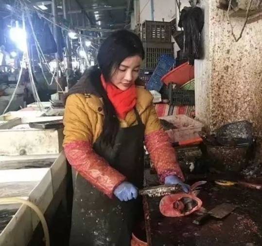 近日"卖鱼西施"走红,人美技术熟练,看完她杀鱼,我跪了_工作服_小姑娘