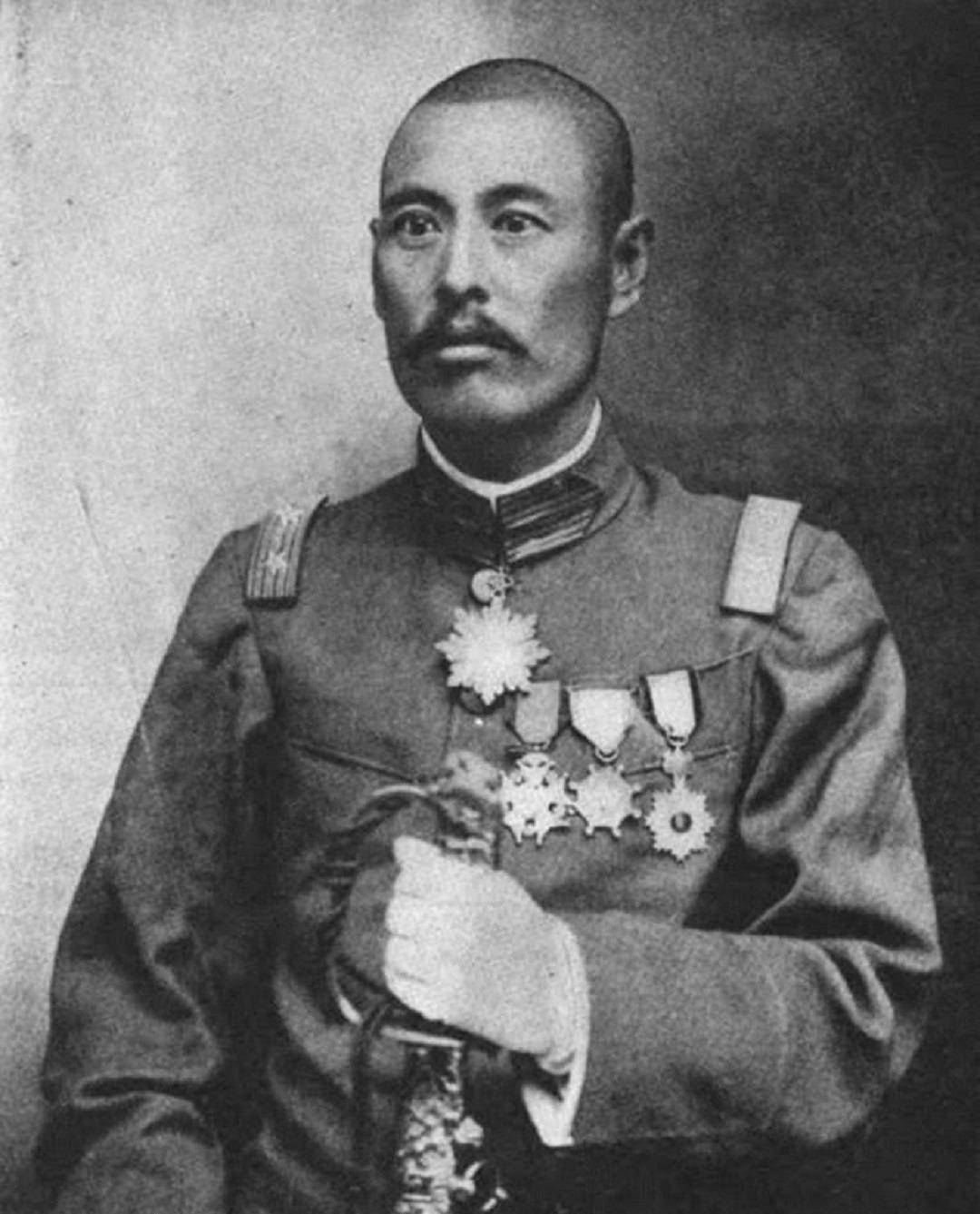 吴佩孚退出历史舞台在民国十三年,孙中山,张作霖和卢永祥三方势力组成