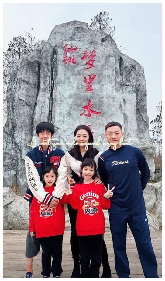 杨威携妻儿回老家,双胞胎女儿大不同,颜值,身高差距!
