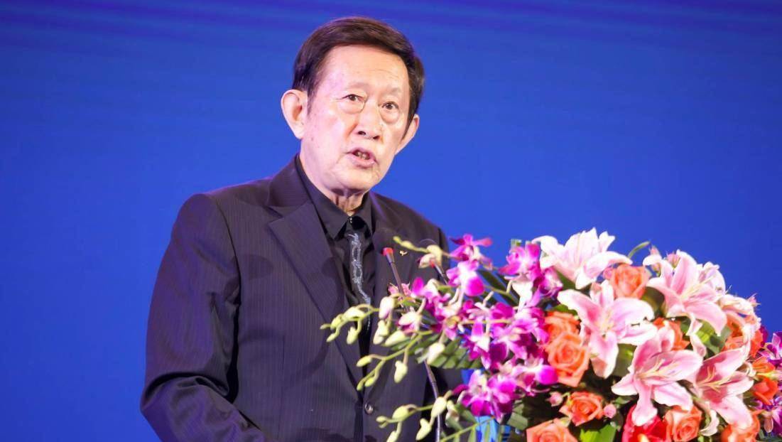 1966年,王立群半夜偷偷摸到某学校废墟里,摸出一堆东西转头就走