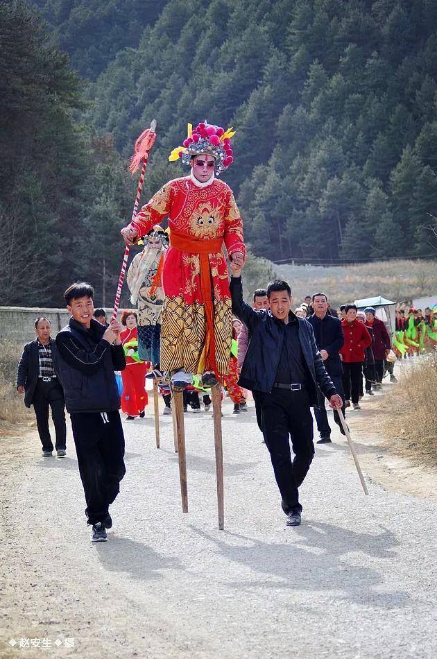 社火踩高跷图片