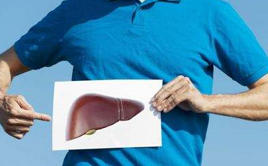 50岁男子半夜因"肝硬化"住院,"这件事"还是少做一点吧