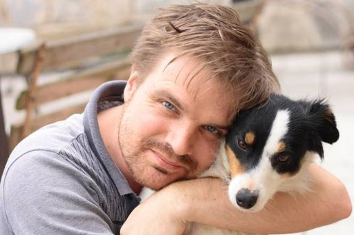 答案是否定的,狗狗只是在配合主人的心情_压力_因为_状态