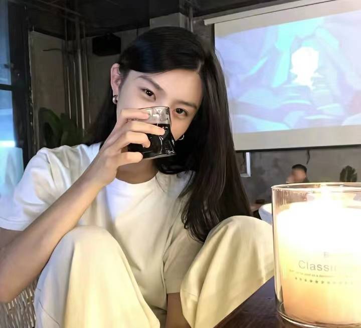 粟兰米:如果直眉的线条过于笔直,可能会显得太刚硬,感