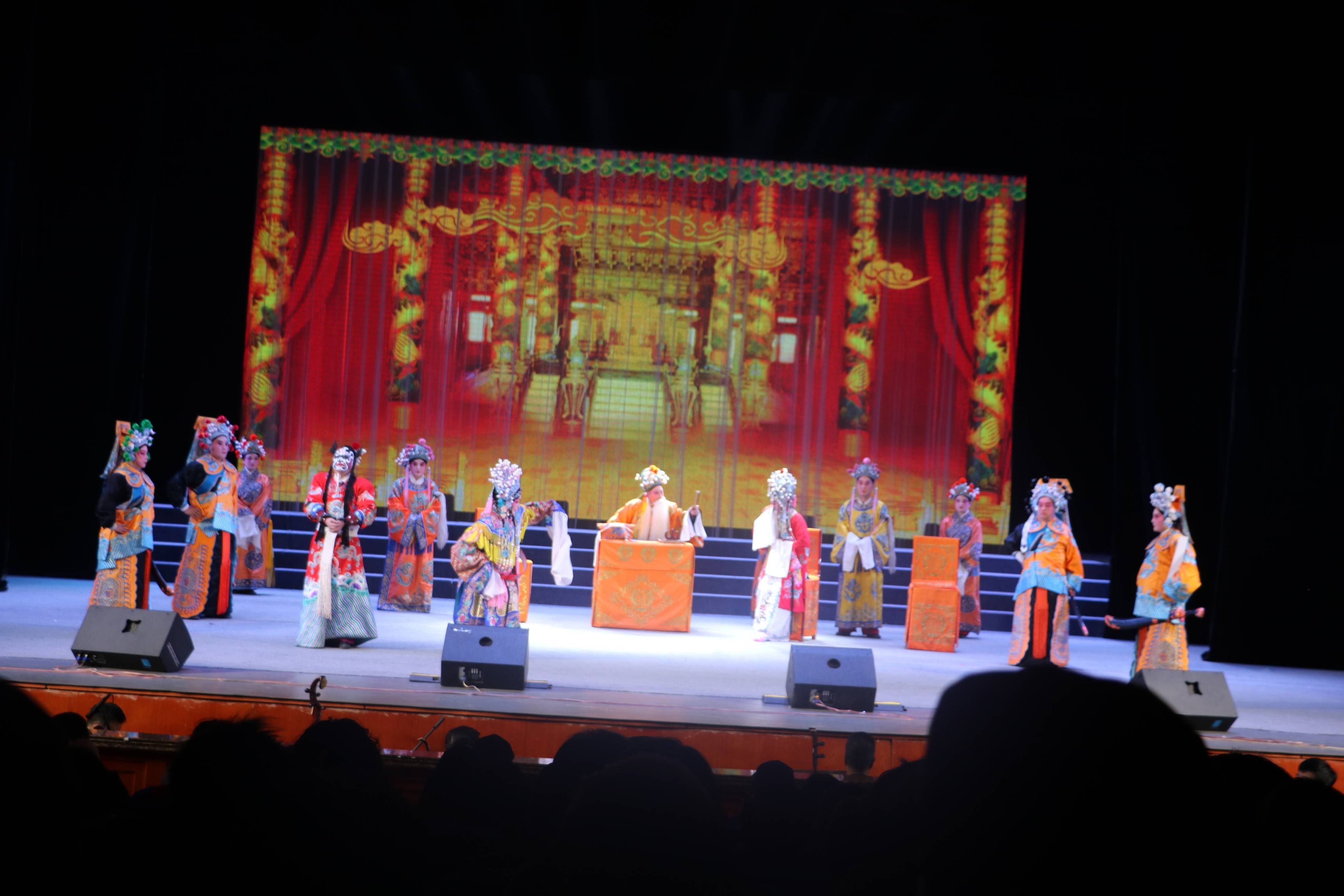 在春节期间营造浓厚的节日文化氛围,由平凉市文化广电和旅游局主办的