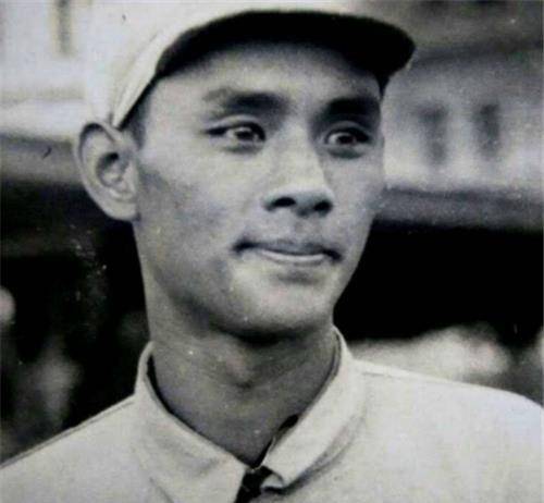 他是最强狙击手,一战击毙542名敌人,敌人为报复,打掉