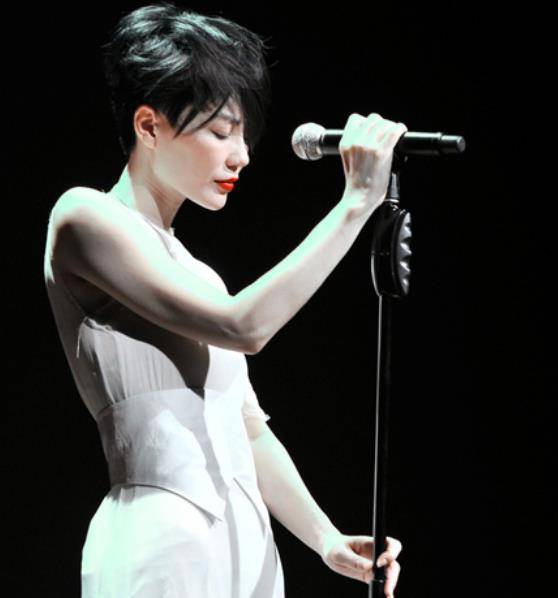 华语乐坛"殿堂级"女歌手:韩红进不了前五,徐小凤屈尊