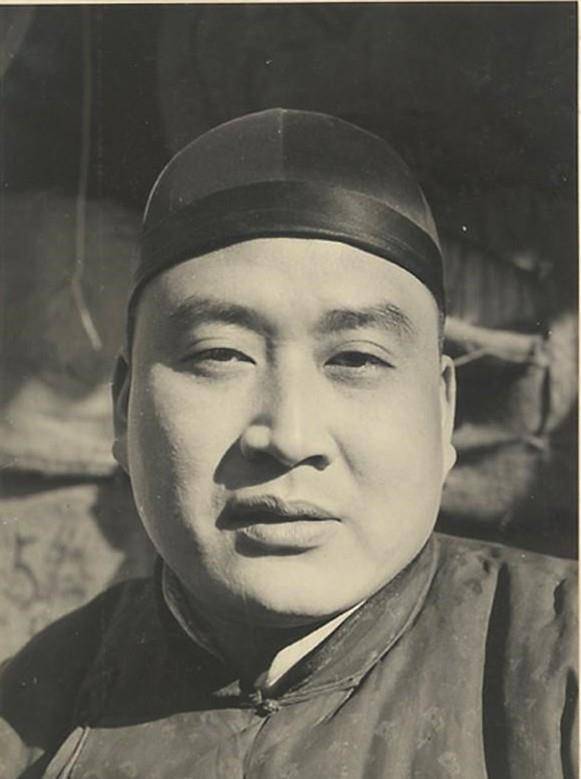 儿子李东霖长大后,因为从小在自家的饭庄"天泰堂"长大,耳濡目染下,也