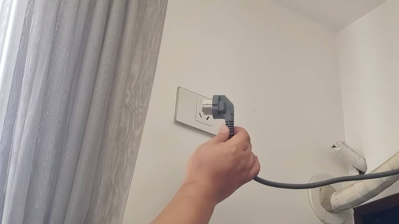 拔掉插头一年能少交这么多电费?别被骗了,钱没省到还有隐患!