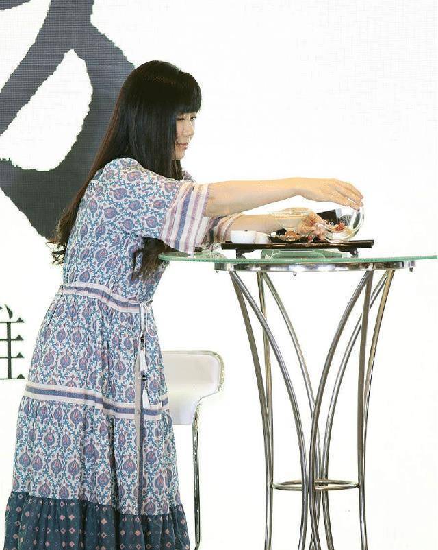 "瓷娃娃"福原爱退役后,看上去更温柔了,穿着印花裙优雅又端庄