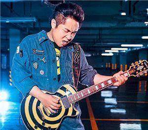 除了在《屌丝男士》中令人印象深刻的"大保健"角色,乔杉在电影《缝纫