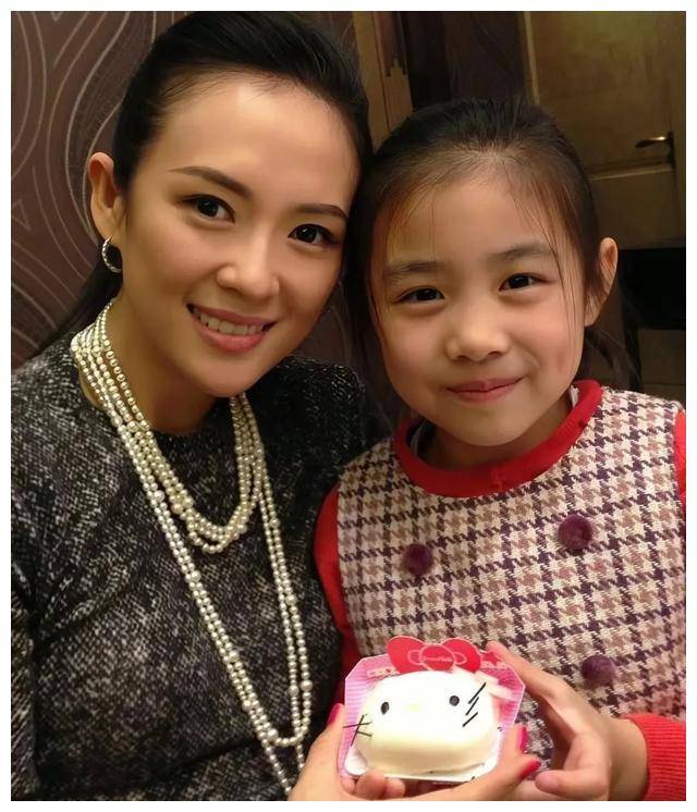 在日常生活中,章子怡与小苹果的亲密关系早已被众人所知.