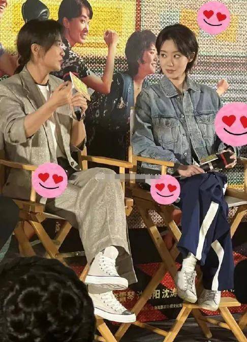 《热辣滚烫》首映贾玲张小斐"二郎腿"瞬间,横扫荧幕的俏皮魅力_电影