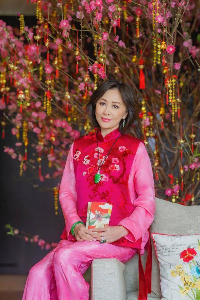刘嘉玲新年照引发热议,穿嫩粉色服装被嘲"土气",59岁