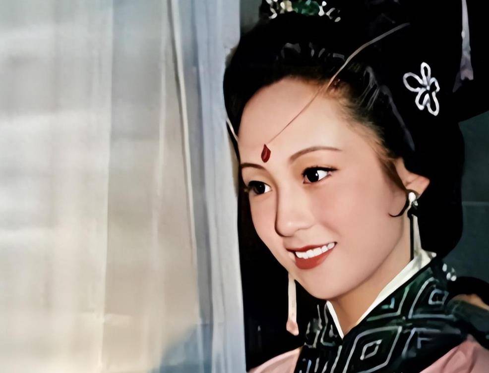 她出演的病弱美人西施,气质独一无二,柔弱与坚韧在董智芝身上并存