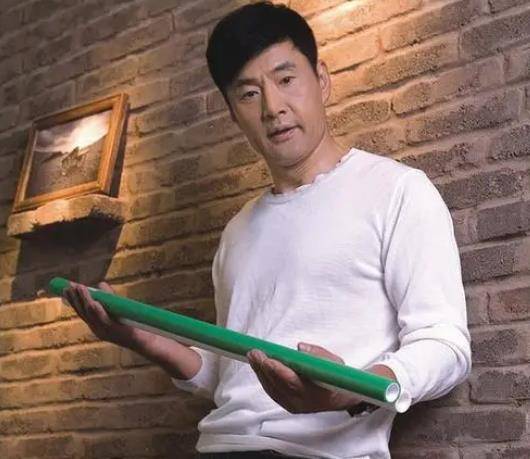 虽说现如今的尊龙已经退出娱乐圈,过上了自己想要的生活,不过当年他