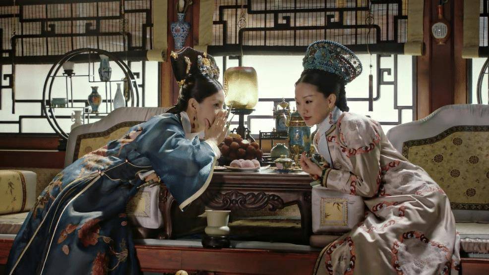 一个宫女,虽然是包衣出身,但是因为家里有些势力,自小便习得诗书礼仪