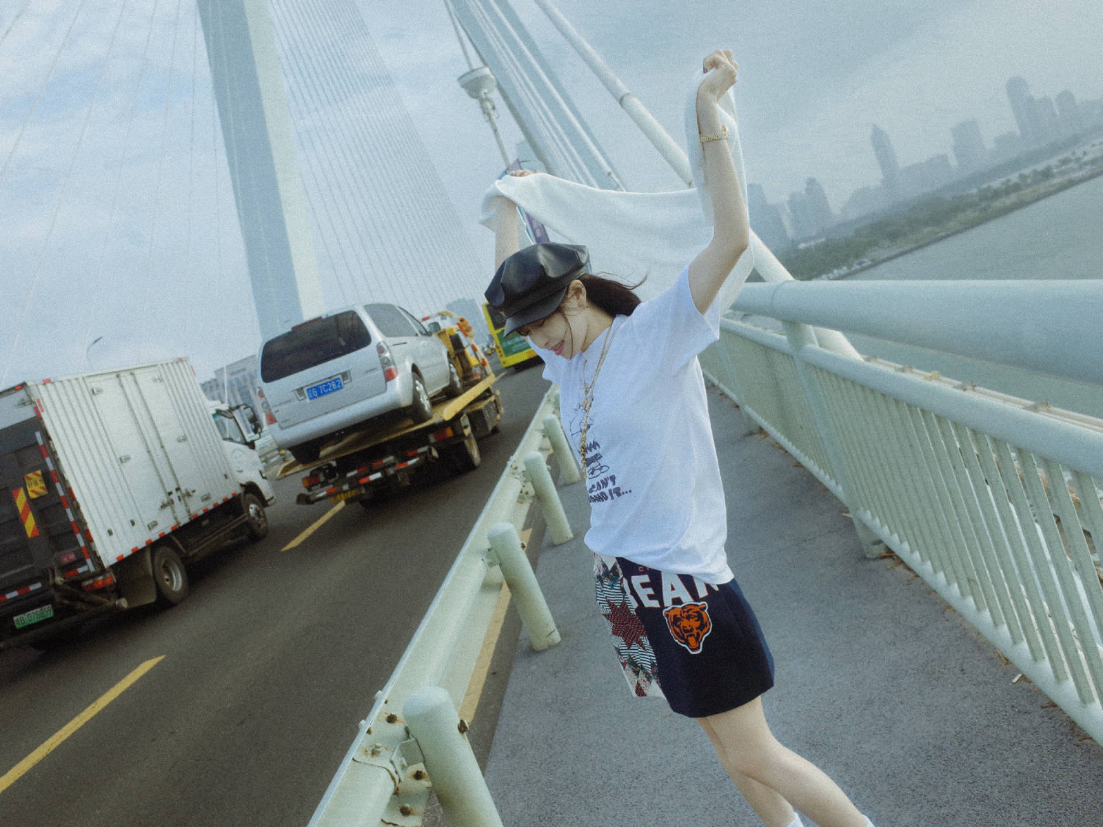 宋茜真敢穿,真空裸身直接套上毛绒背心,露出腹肌马甲