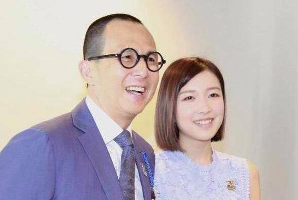 李泽楷女友生活朴素,郭嘉文昔日出门散步,看见路边摊开心合影_发展_女