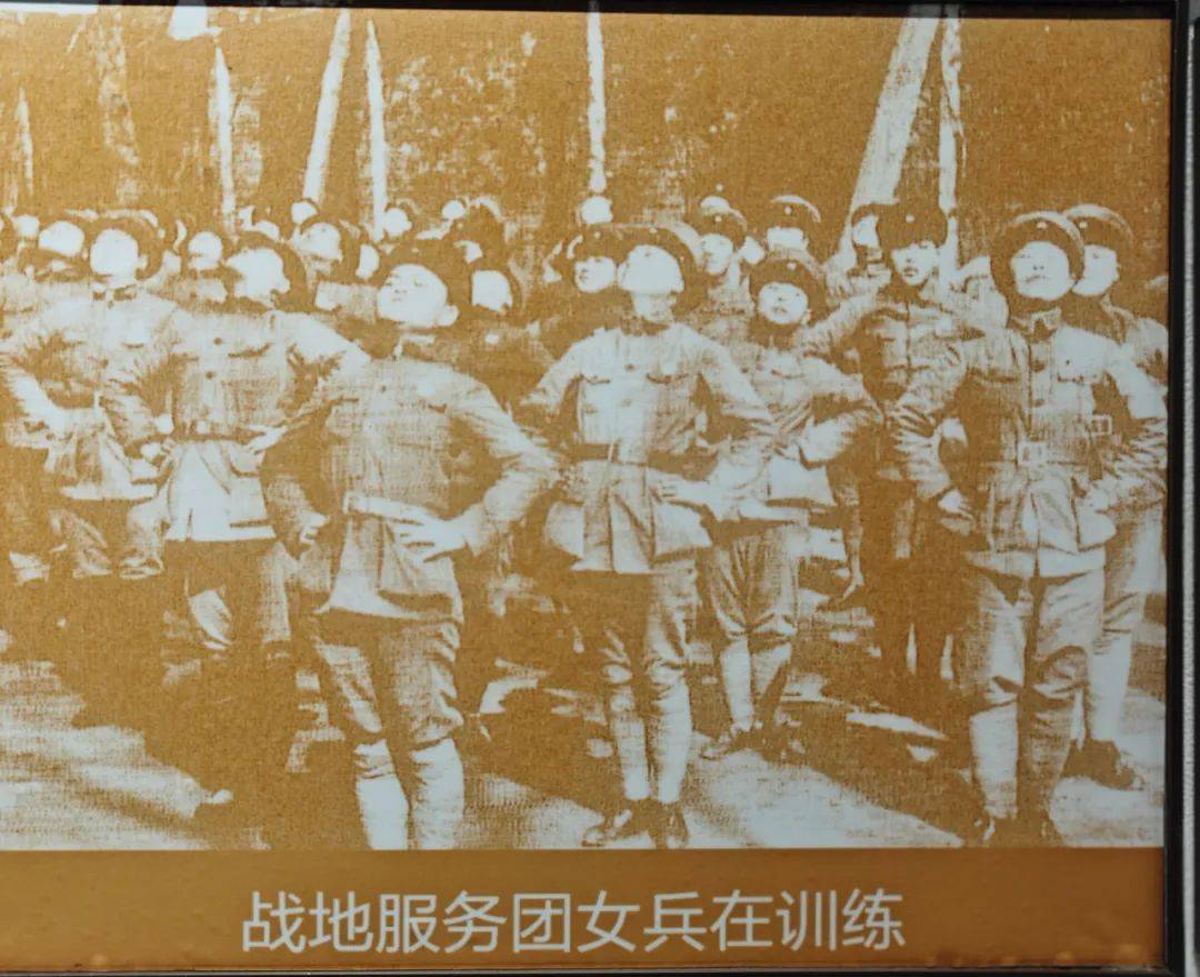 不对敌人放几枪,白来战场走一趟……"来到前沿,战士们列队欢迎.