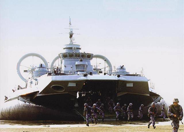 其三,也是最重要的,由于"欧洲野牛"体型过于庞大,一般的海军运输舰