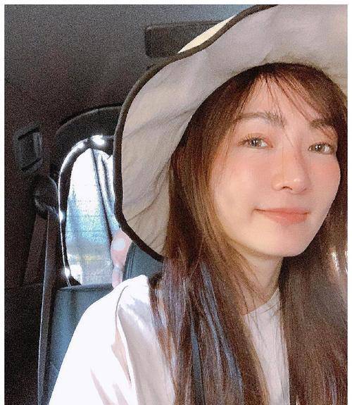 后来过了很久还是复出了,直到前两年谢金燕才出演了电影,这是她睽违27