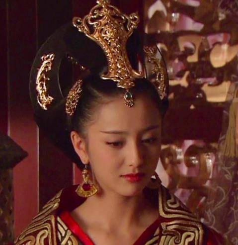 彼时,许皇后之姐蛊诅后宫有孕妃子的事情被赵飞燕得知,被其一举揭 ..