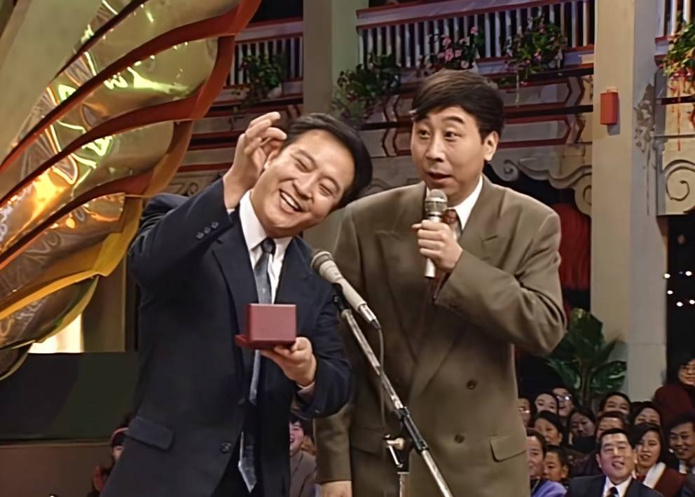 骂国足还得看春晚,30年经典又狠又辣,冯巩牛群才是讽刺界天花板_足球