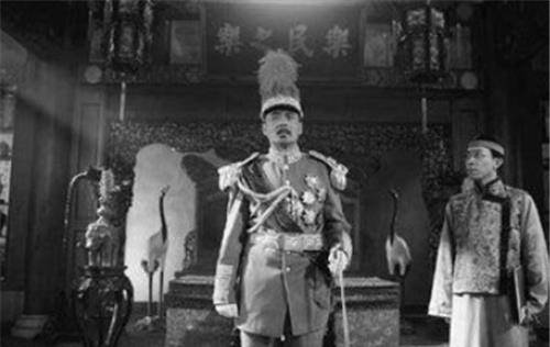 袁克玖生活的也很不如意,自从美国留学回来后事业一直不顺,喜欢钻研